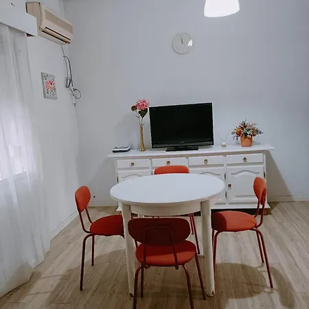 8 Mins Walk To Train Station Low Cost Youth Hostel Sevilla Buitenkant foto