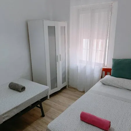 8 Mins Walk To Train Station Low Cost Youth Hostel Sevilla Buitenkant foto