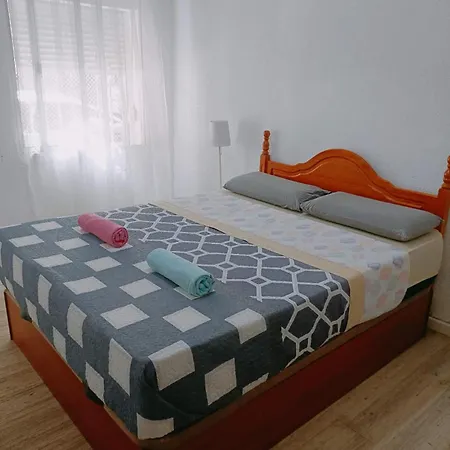 8 Mins Walk To Train Station Low Cost Youth Hostel Sevilla Buitenkant foto