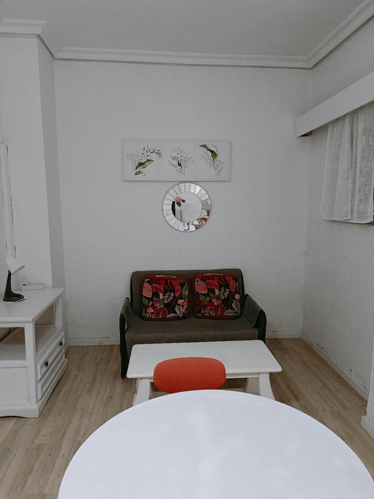 Apartment 8 Mins Walk To Train Station Cost Youth Seville